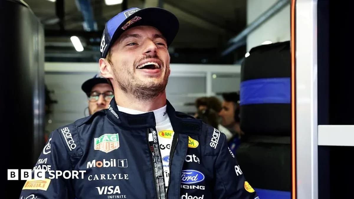 Pilote souriant dans le garage de l'équipe de course