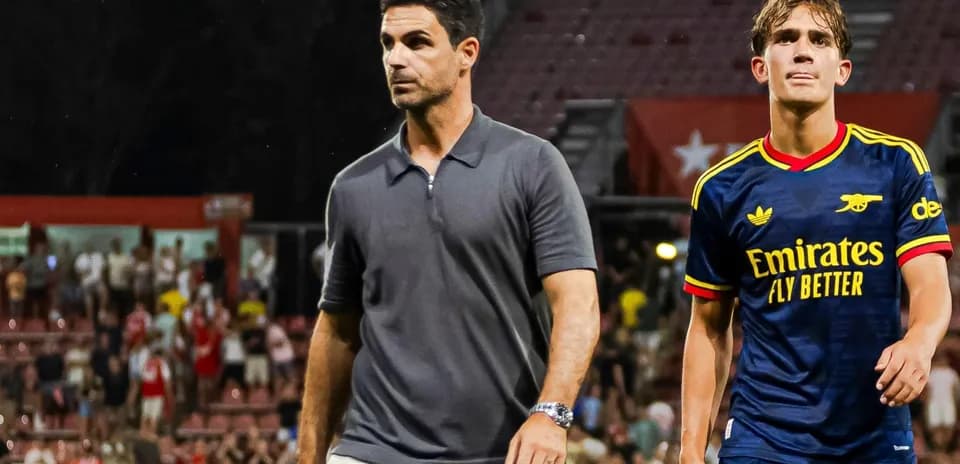 Entraîneur et joueur quittant le terrain après le match