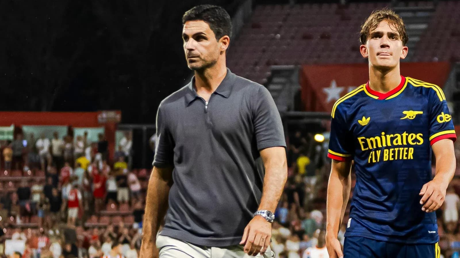 Entraîneur et joueur quittant le terrain après le match