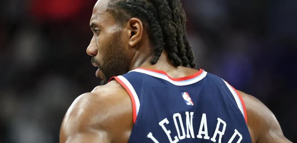 Joueur de basketball avec maillot LEONARD en action