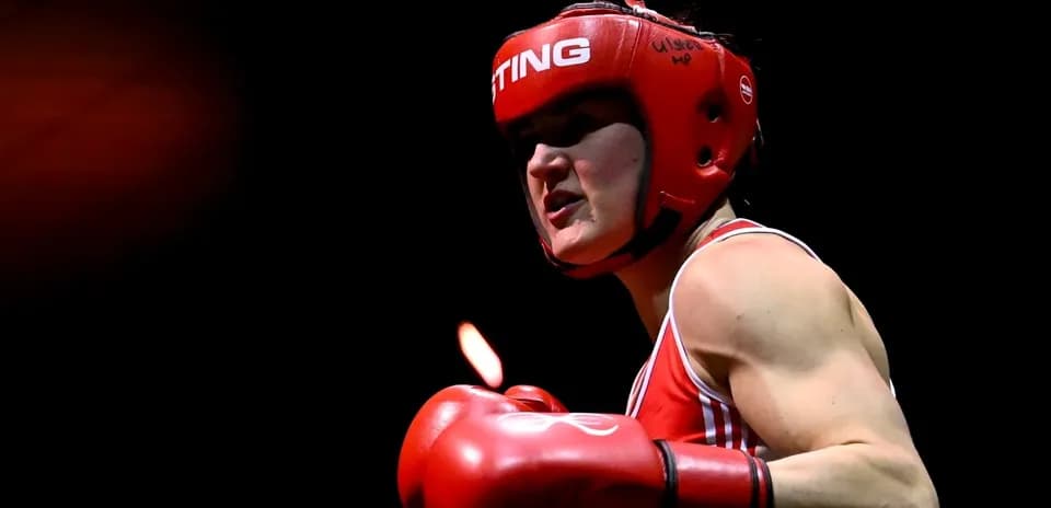 Boxeuse avec gants rouges dans le ring