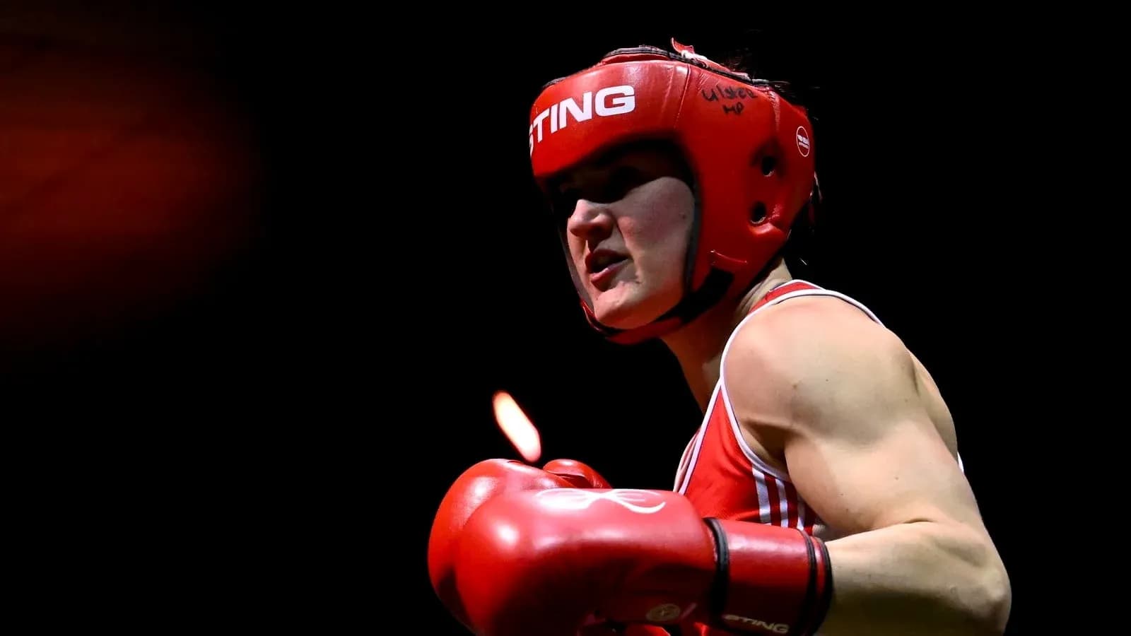 Boxeuse avec gants rouges dans le ring