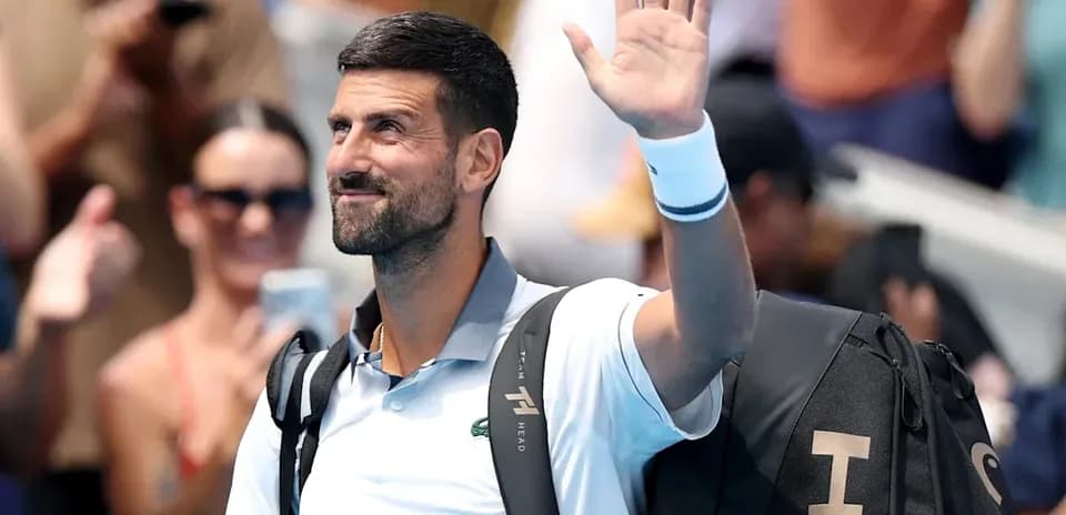Joueur de tennis saluant la foule après un match