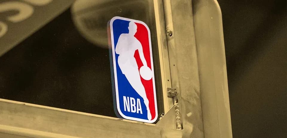 Logo de la NBA sur une surface réfléchissante