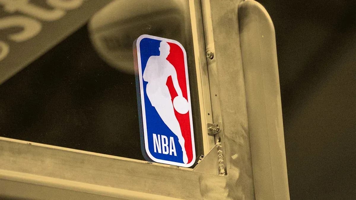 Logo de la NBA sur une surface réfléchissante