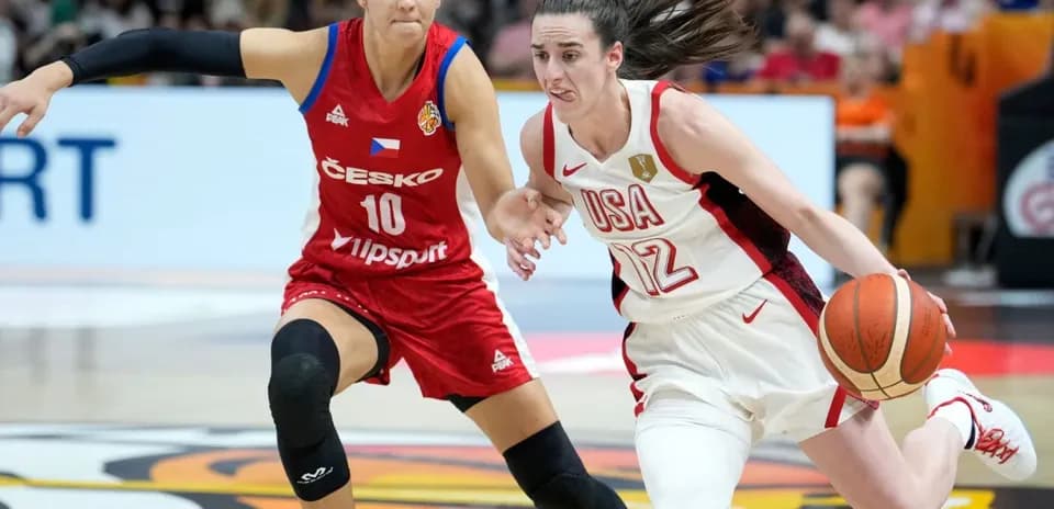 Joueuse des États-Unis dribblant pendant le match