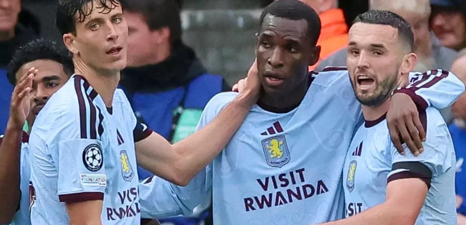 Joueurs d'Aston Villa célébrant un but ensemble