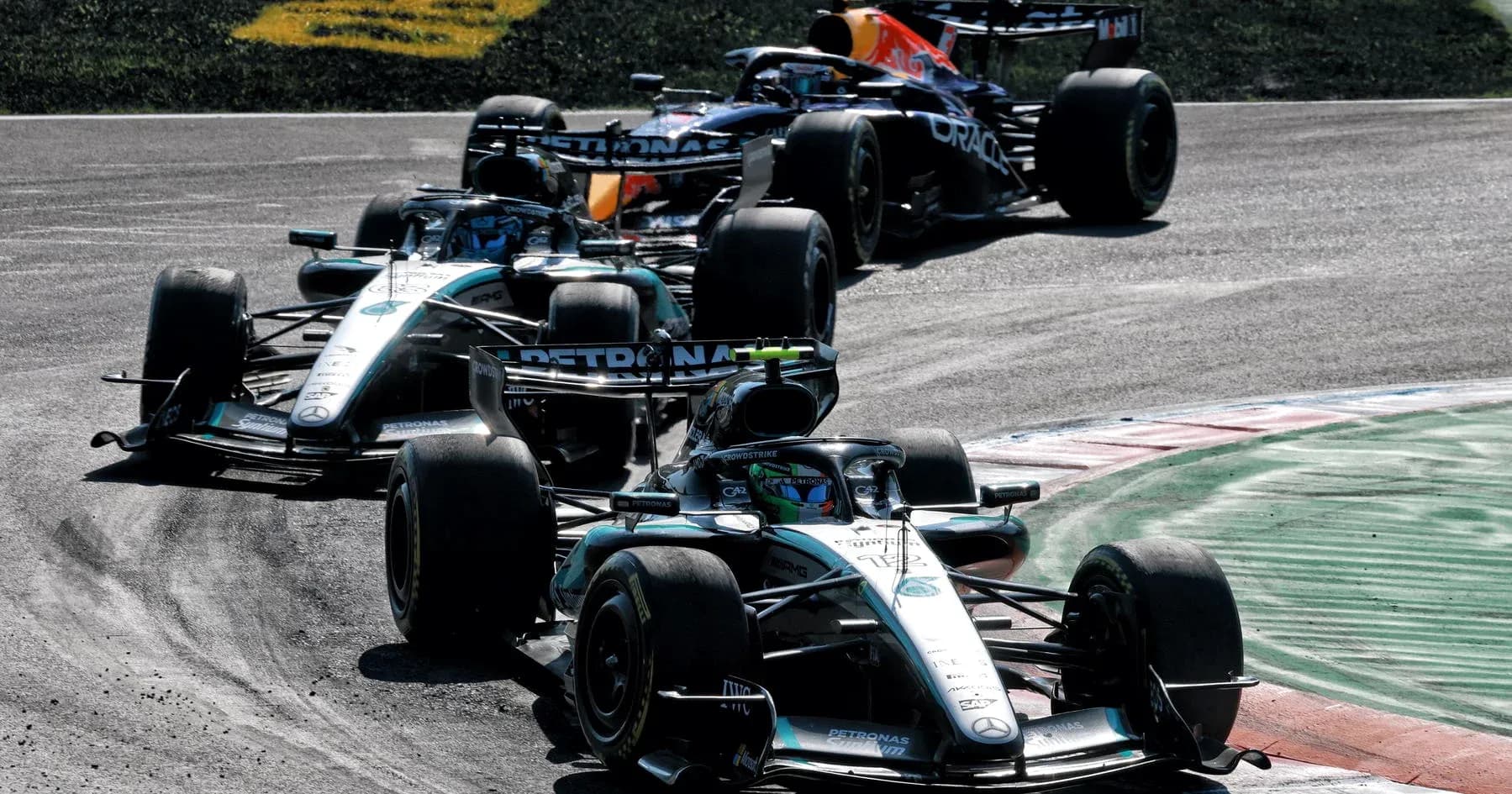 Trois voitures de Formule 1 en pleine course