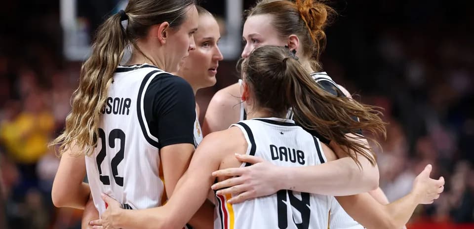 Quatre joueuses de basket en train de célébrer
