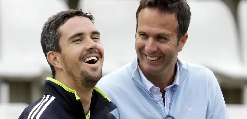 Deux hommes souriant lors d'un événement sportif
