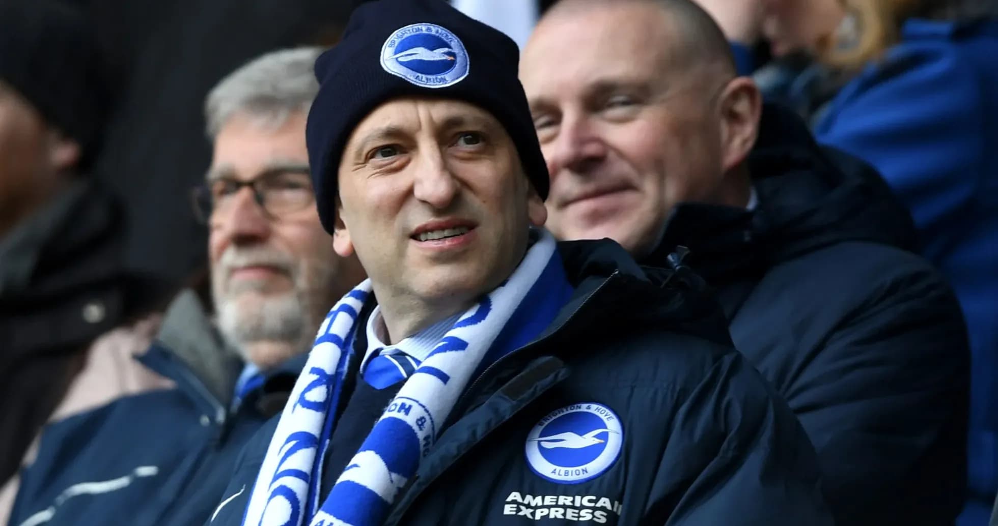Homme portant un bonnet et une écharpe au stade