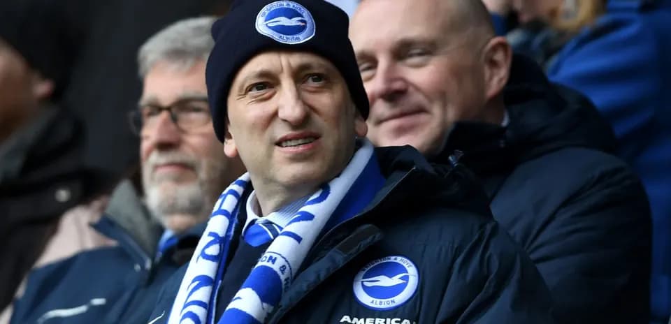 Homme portant un bonnet et une écharpe au stade