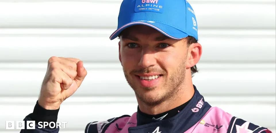 Pilote d'Alpine célébrant avec un poing levé