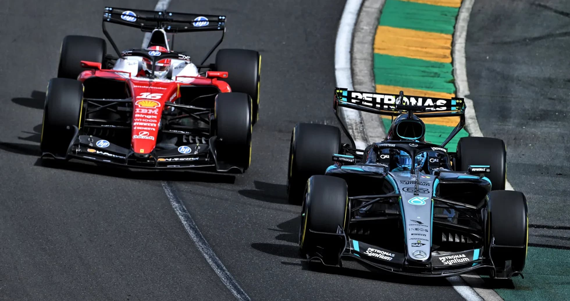 Deux voitures de Formule 1 en compétition sur circuit