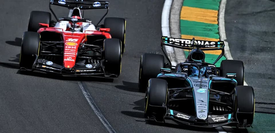 Deux voitures de Formule 1 en compétition sur circuit