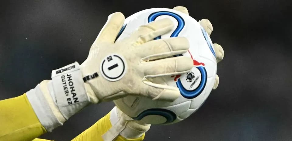 Gardien de but attrapant un ballon de football