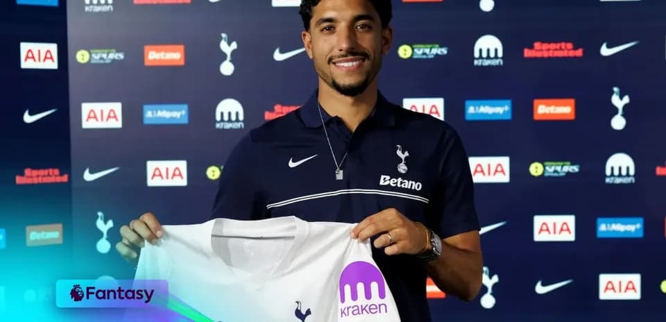 Joueur présentant le maillot de Tottenham lors de la conférence