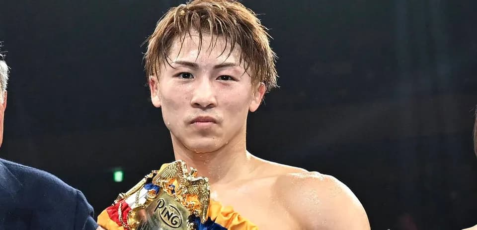 Boxeur tenant une ceinture de champion après un combat