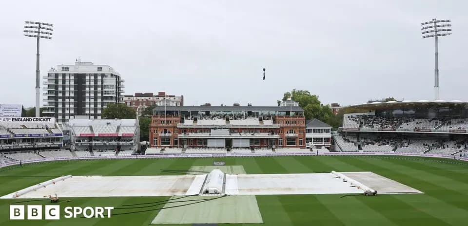 Terrain de cricket avec une bâche sur le terrain