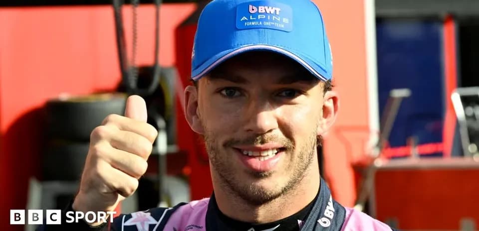 Pilote de Formule 1 faisant un signe de pouce levé