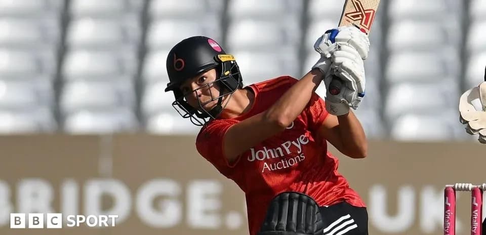 Joueuse de cricket frappant la balle à l'entraînement