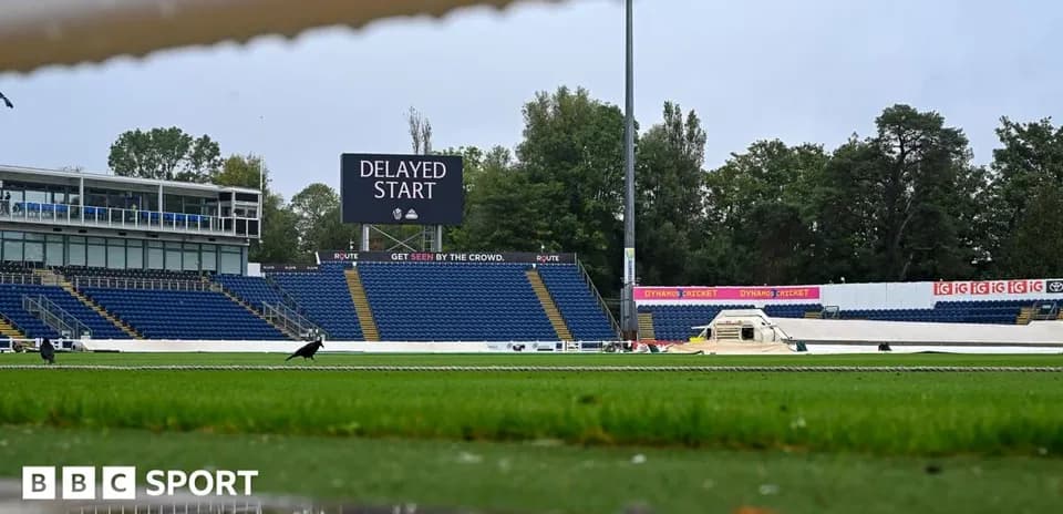 Stade de cricket avec panneau 'DELAYED START'