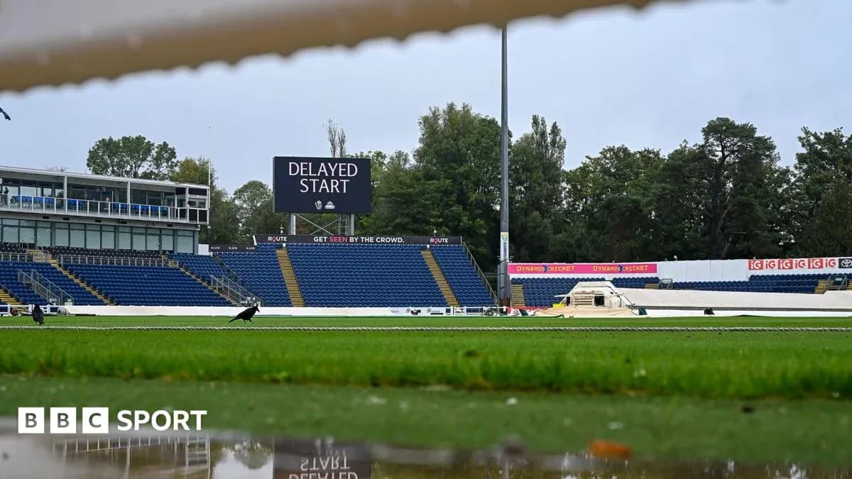 Stade de cricket avec panneau 'DELAYED START'