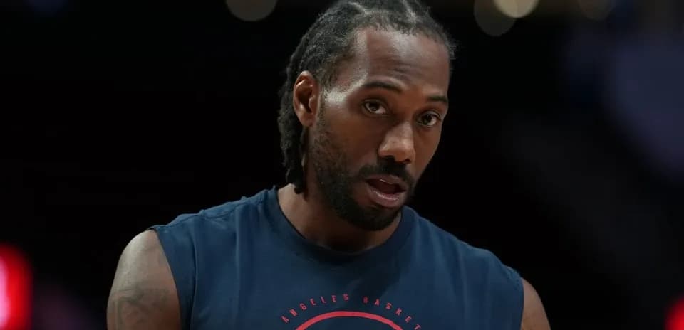 Joueur s'échauffant avant un match de basket