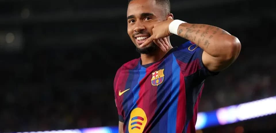Joueur de Barça célébrant un but avec un geste