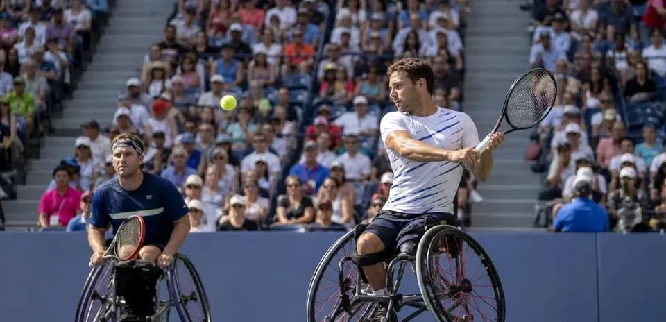 Deux joueurs en fauteuil roulant jouant au tennis