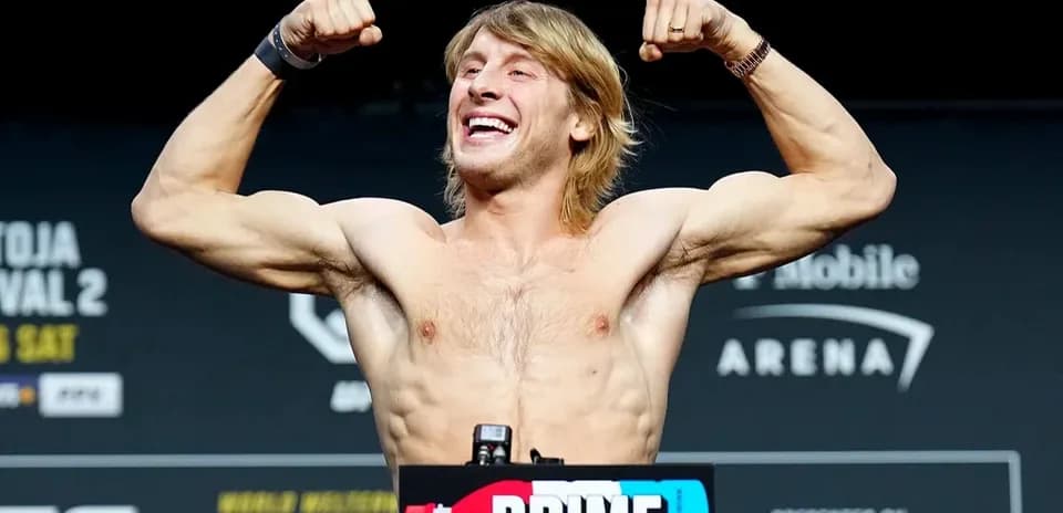 Lutteux affichant ses muscles lors de la pesée