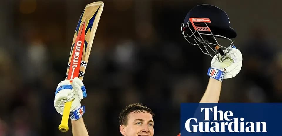 Joueur de cricket levant sa batte et son casque