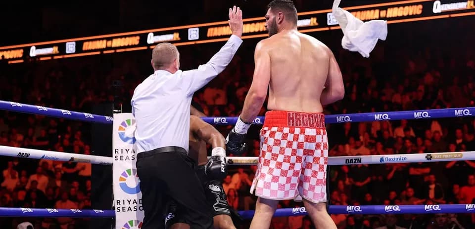 Arbitre stoppant le combat de boxe dans le ring