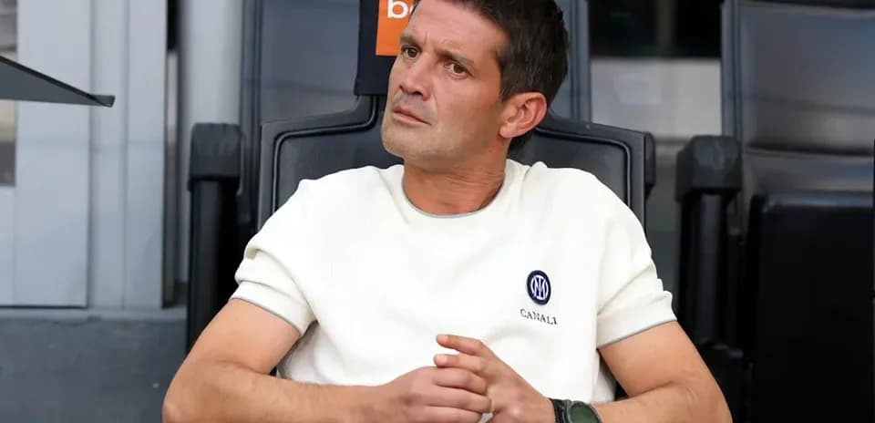 Entraîneur assis sur le banc pendant le match