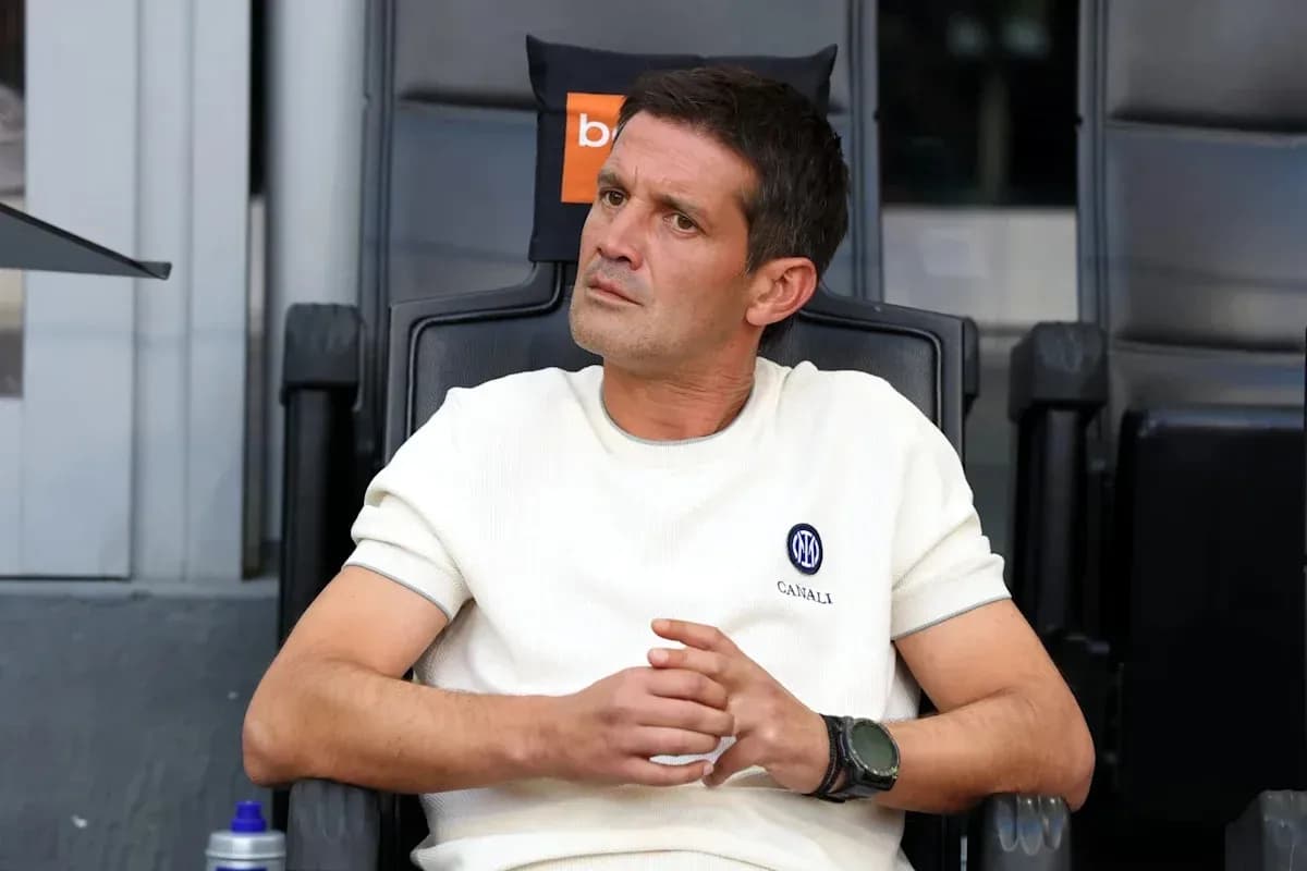 Entraîneur assis sur le banc pendant le match