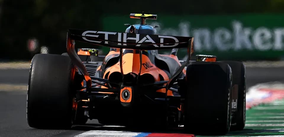 Voiture de F1 McLaren sur le circuit