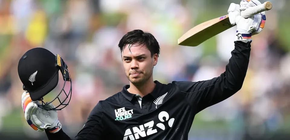 Joueur de cricket célébrant avec casque et batte