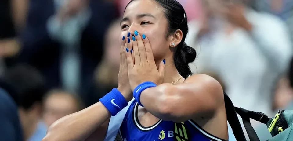 Joueuse de tennis célébrant une victoire avec les mains sur le visage
