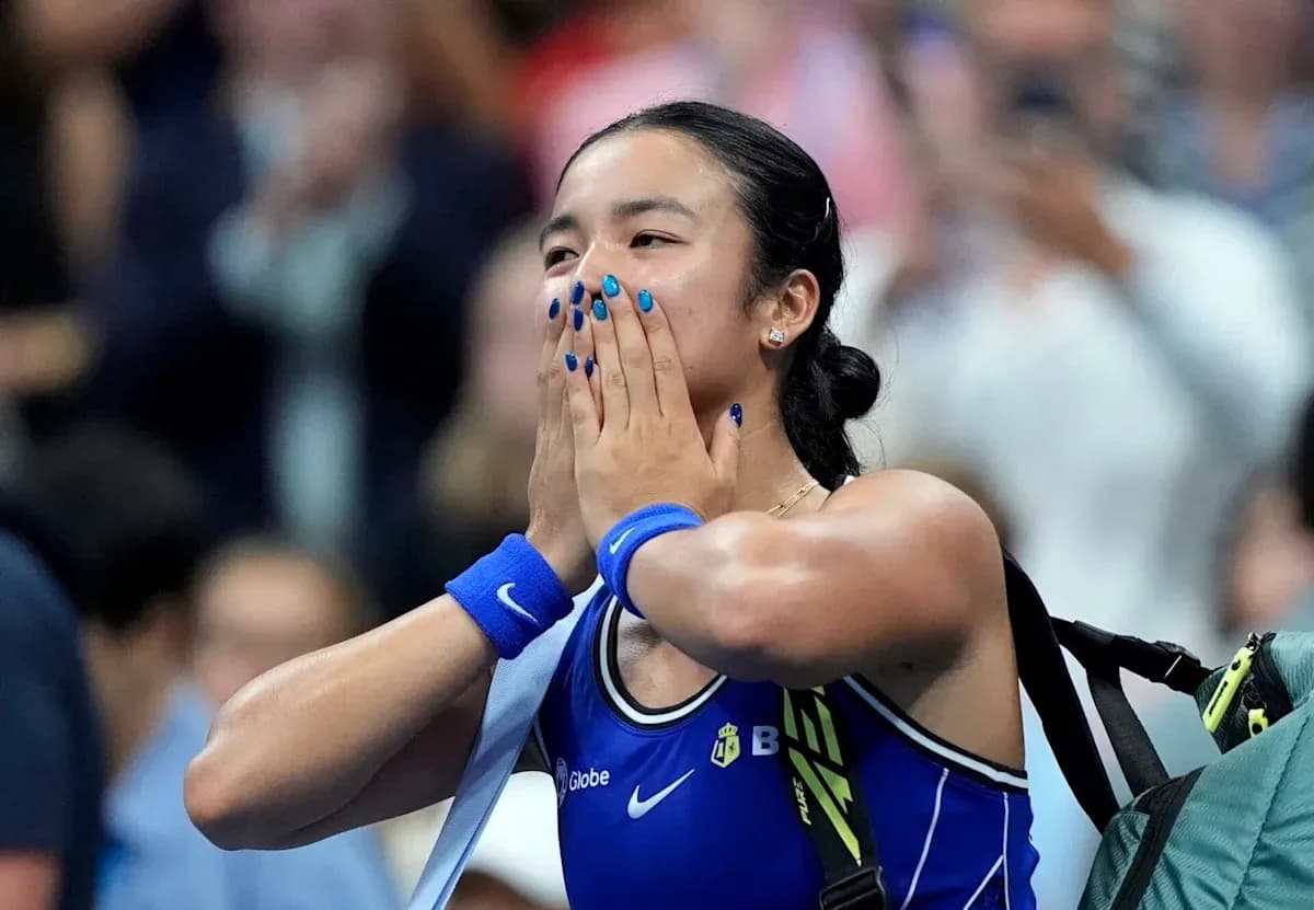 Joueuse de tennis célébrant une victoire avec les mains sur le visage