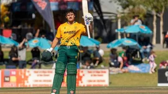 Joueur de cricket levant sa batte après un point