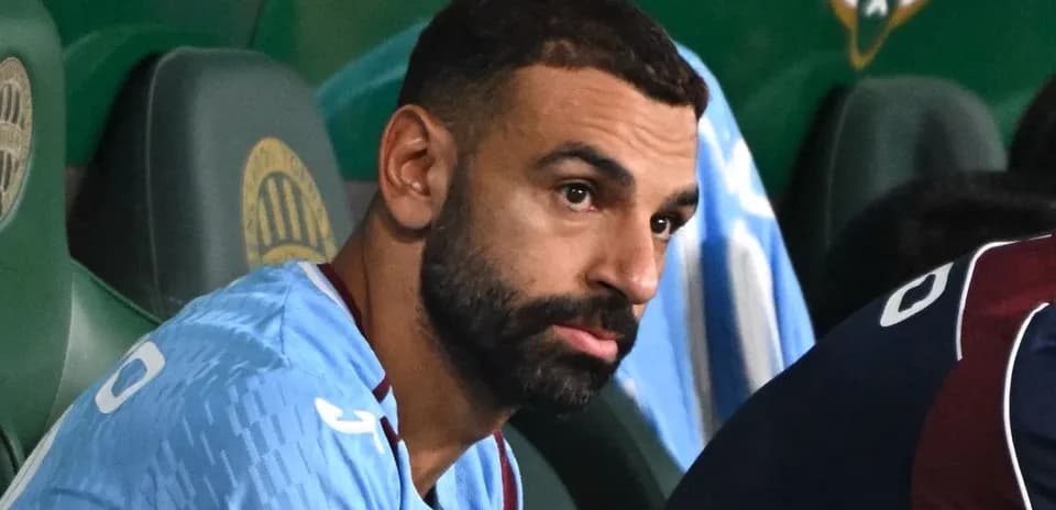 Joueur assis sur le banc pendant le match