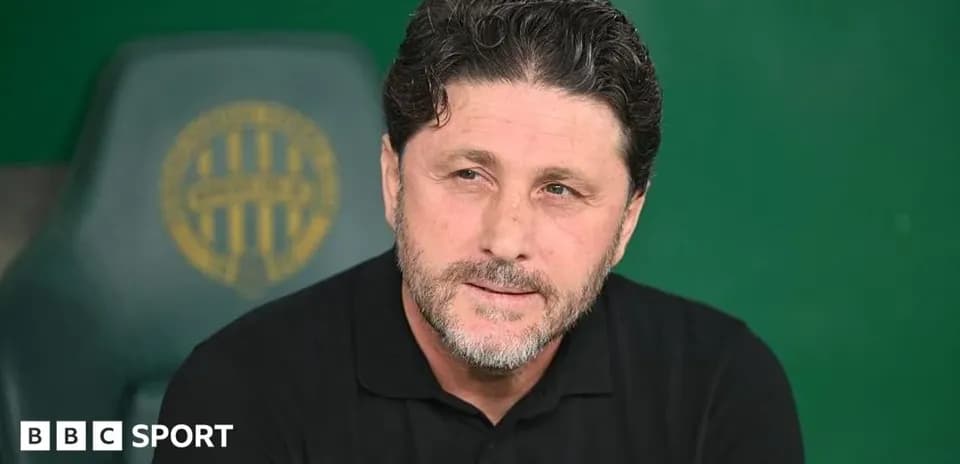 Entraîneur assis sur le banc pendant un match