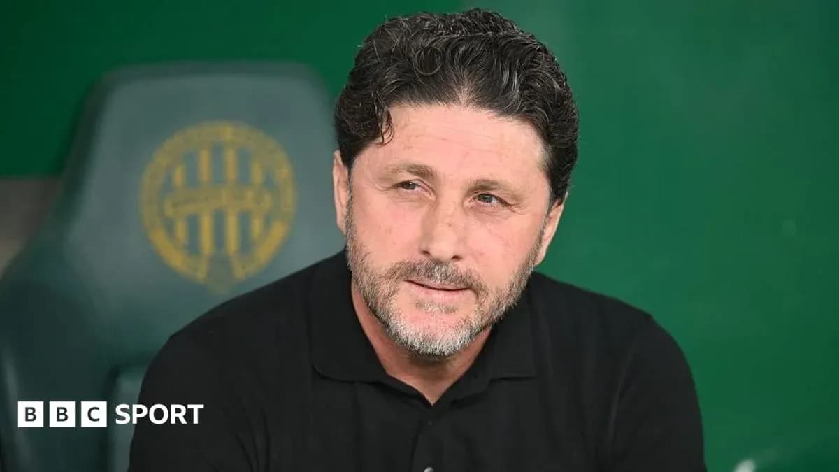Entraîneur assis sur le banc pendant un match
