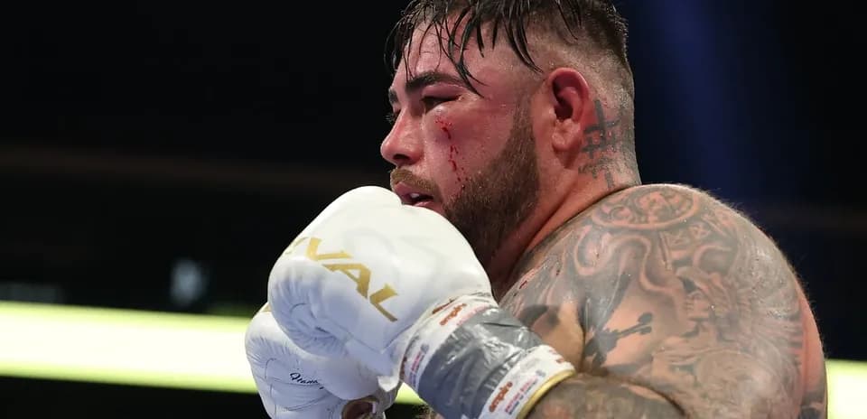 Boxeur avec des gants, visage ensanglanté durant le combat