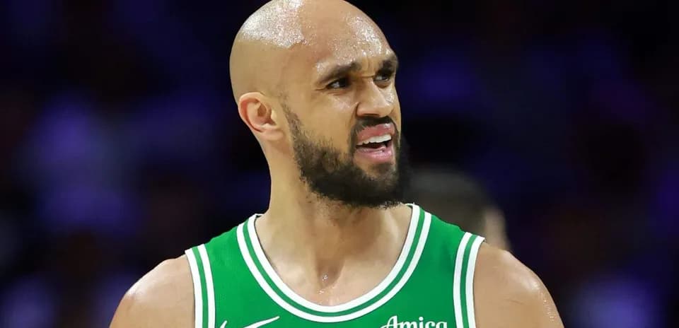 Joueur de basket avec maillot vert sur le terrain
