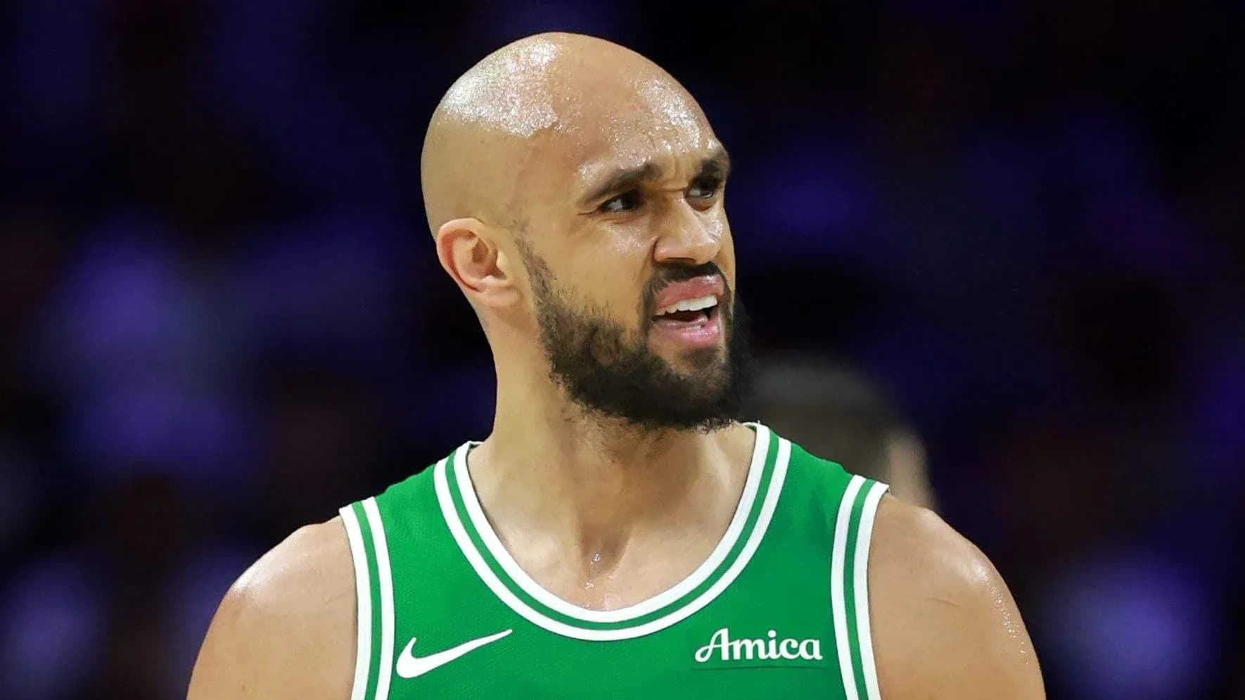 Joueur de basket avec maillot vert sur le terrain