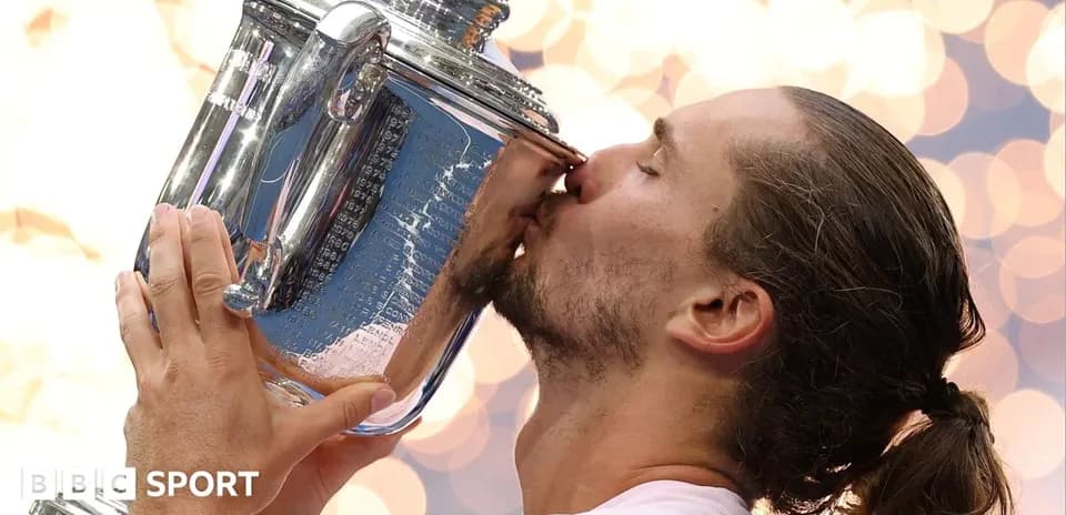 Joueur embrassant le trophée après la victoire