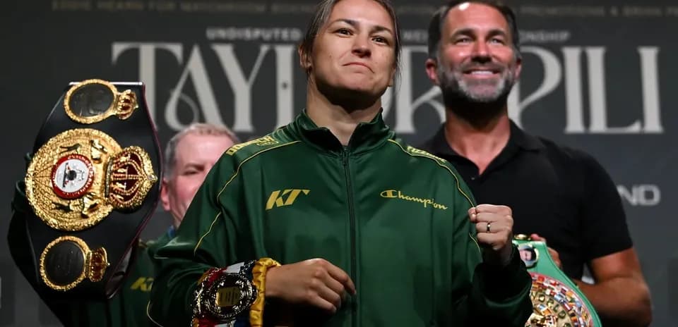 Boxeuse tenant plusieurs ceintures de championne