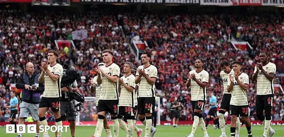 Joueurs applaudissant les supporters à Old Trafford