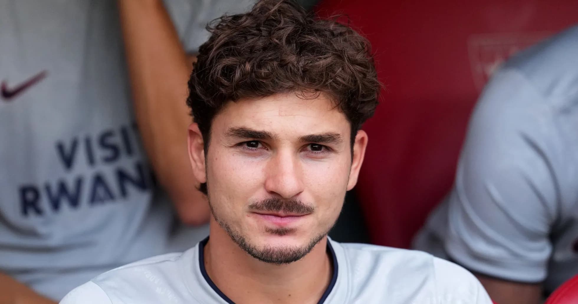 Joueur assis sur le banc de touche, regardant l'objectif